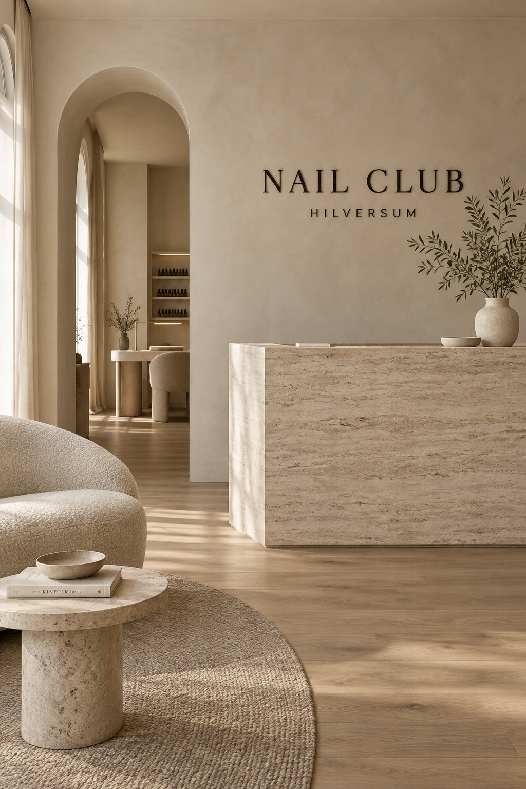 Sfeerbeeld van een rustige Nail Club salon met een crèmekleurig interieur